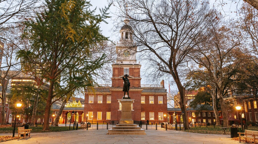Center City showing heritage architecture, night scenes and a park