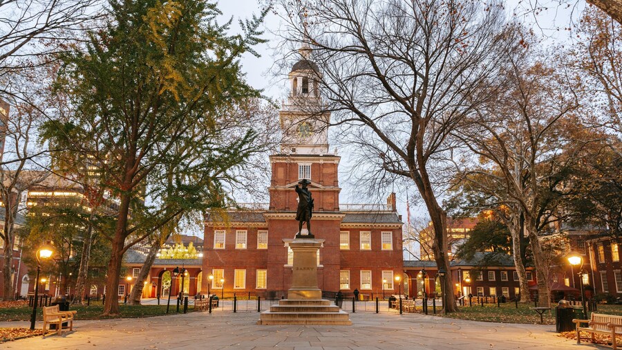 Center City showing heritage architecture, night scenes and a park