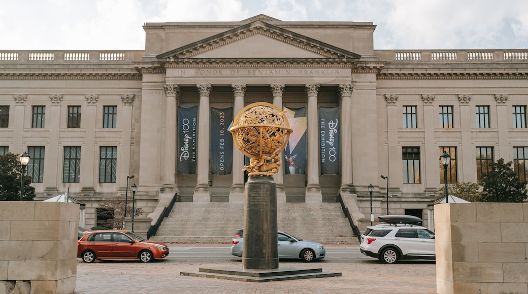 Center City which includes a statue or sculpture and heritage architecture