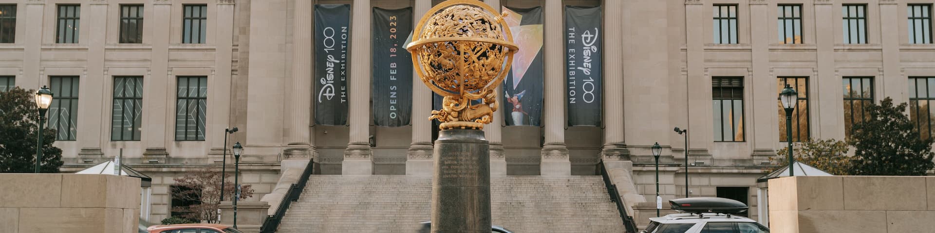 Center City which includes a statue or sculpture and heritage architecture