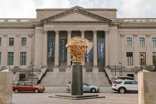 Center City which includes a statue or sculpture and heritage architecture