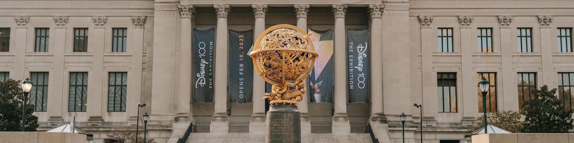 Center City which includes a statue or sculpture and heritage architecture