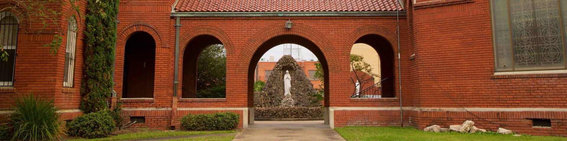 Lake Charles which includes heritage architecture and a church or cathedral