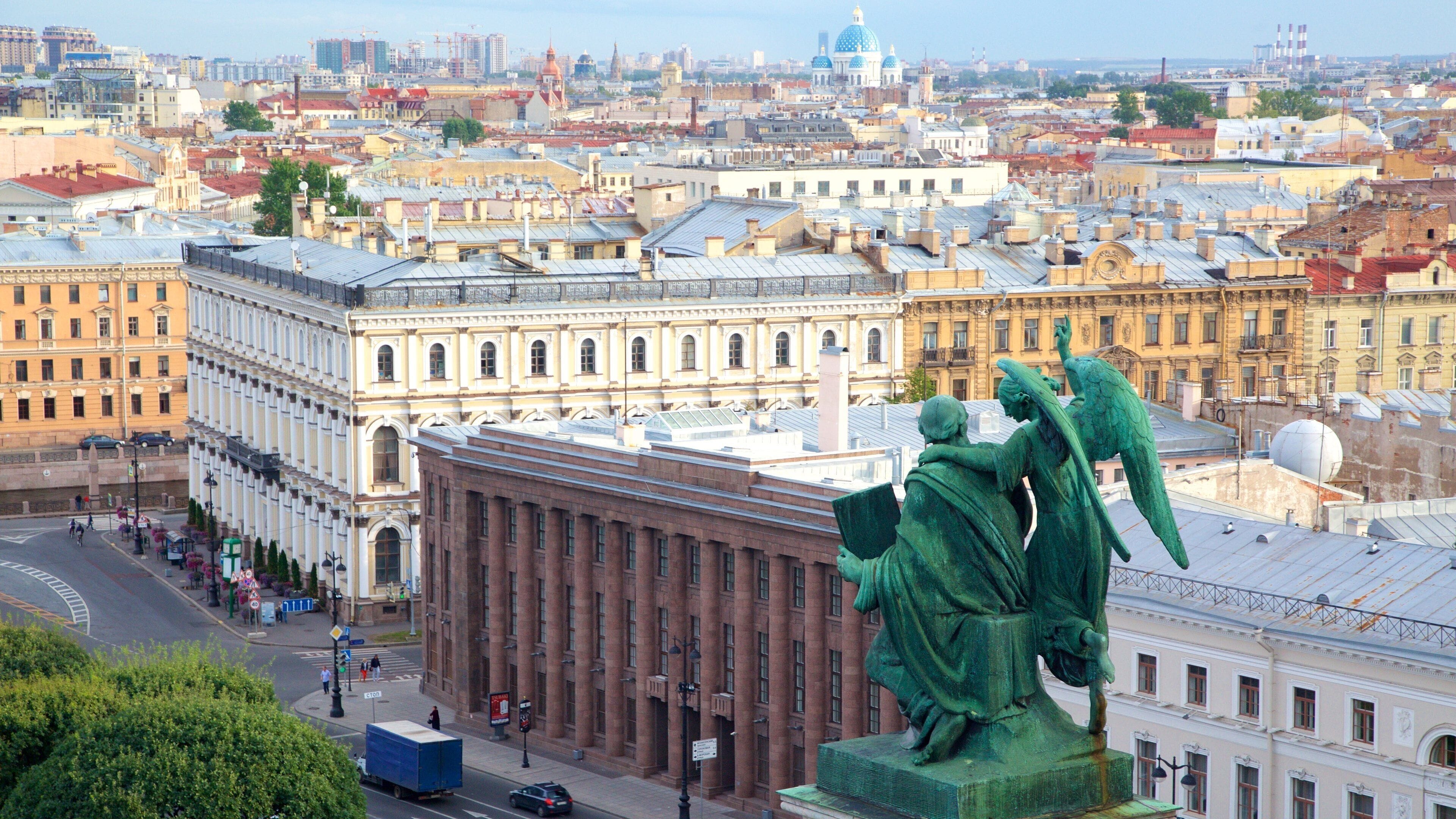 Catedral de San Isaac que incluye una ciudad y una estatua o escultura