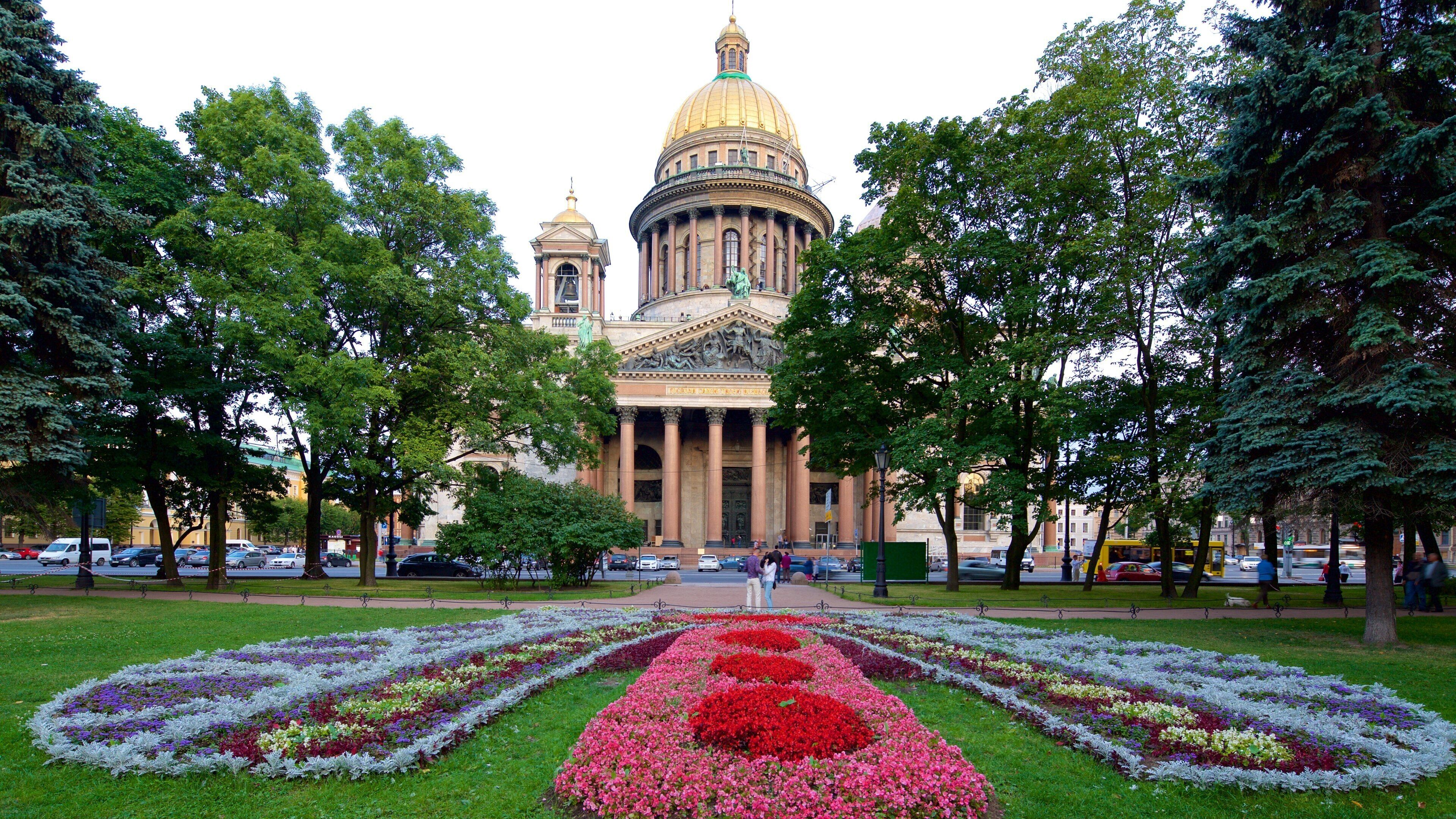Catedral de San Isaac mostrando una iglesia o catedral, flores y un jardín