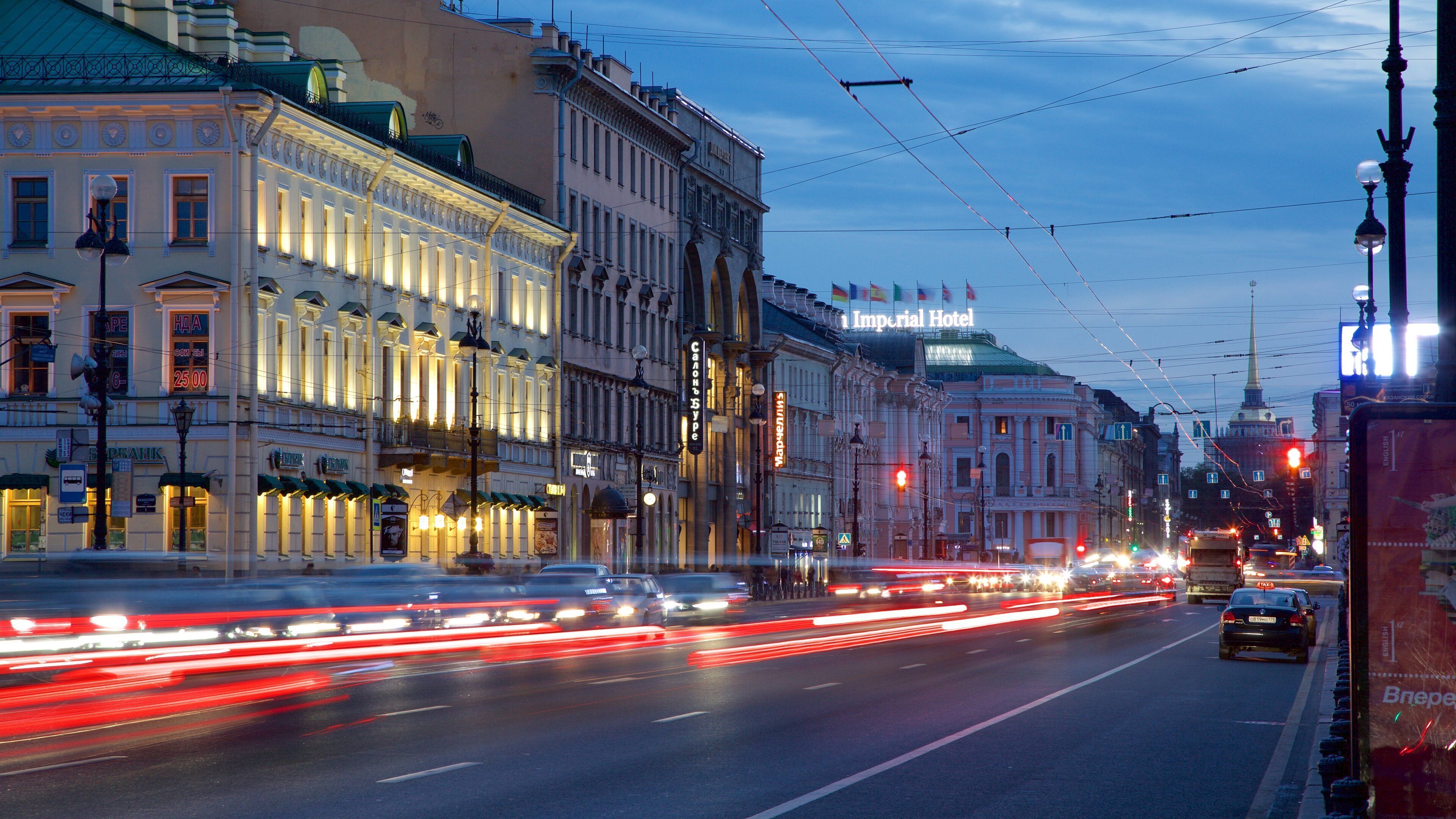 Nevskiy Prospekt mostrando cenas noturnas