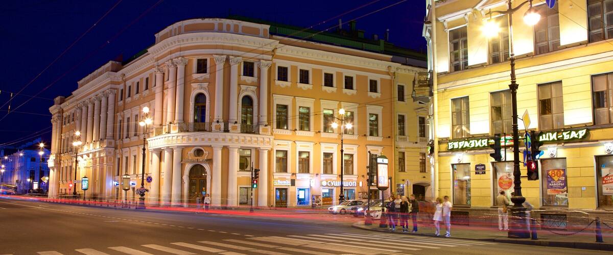 Calle Nevskiy Prospekt que incluye escenas nocturnas