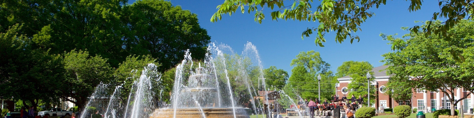Florence showing a fountain and a square or plaza