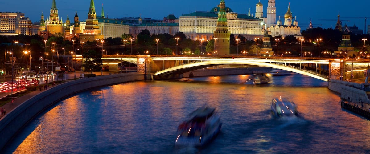 Moskva Kremlin og byder på en færge, natteliv og en flod eller et vandløb