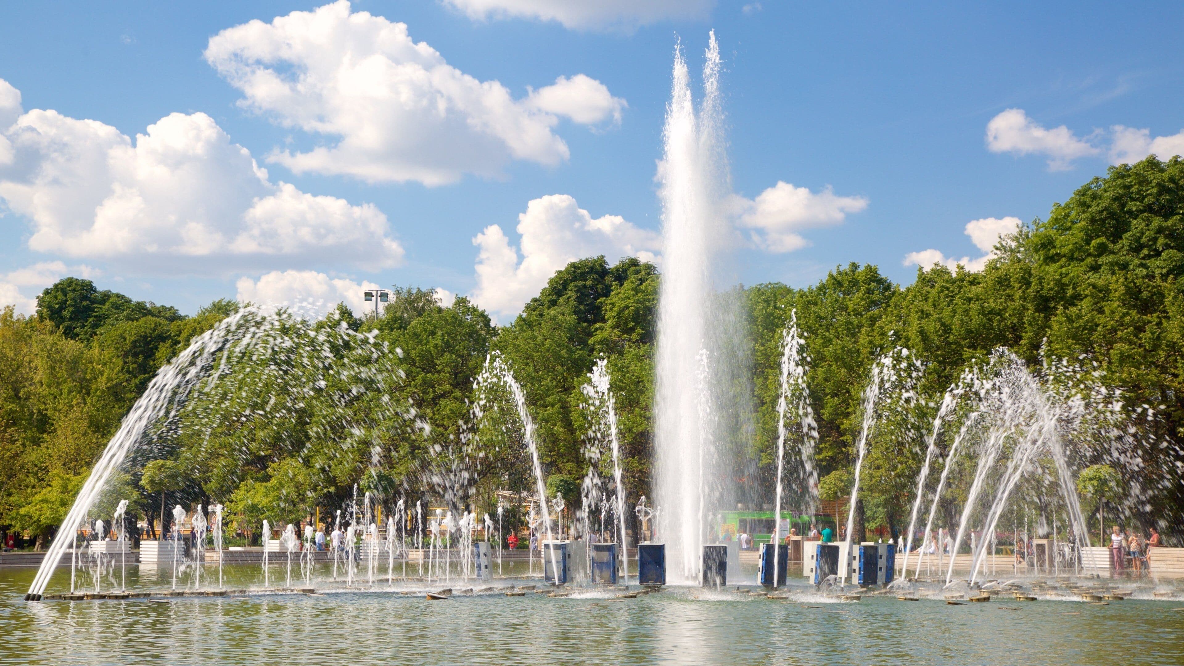 Gorky Park showing a fountain