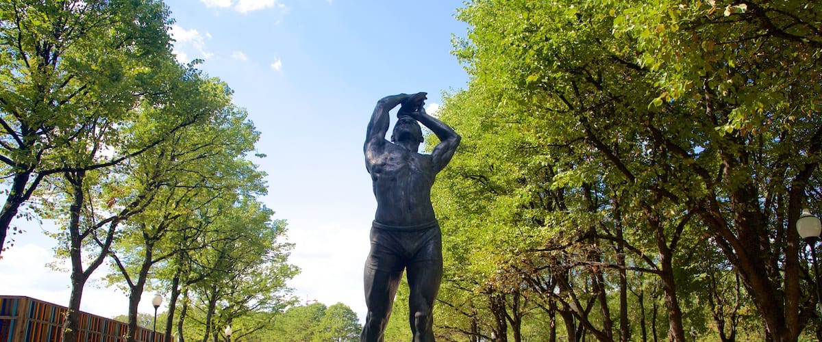 Gorki-Park mit einem Outdoor-Kunst, Park und Statue oder Skulptur
