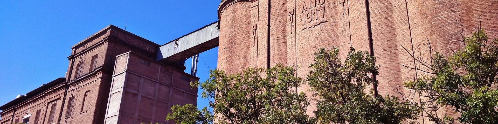 Molino Fénix, a flour mill built in 1917, when the city of Villa María was barely 50 years old. This immense construction is made with the clay of the earth itself. The fabulous brick seen is the salt of the earth, the clay of the Ctalamuchita River cooked in old ovens.
#Perspectives