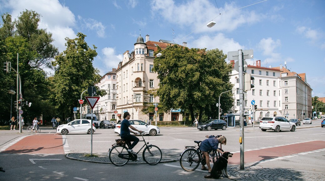 Isarvorstadt which includes street scenes, cycling and a city