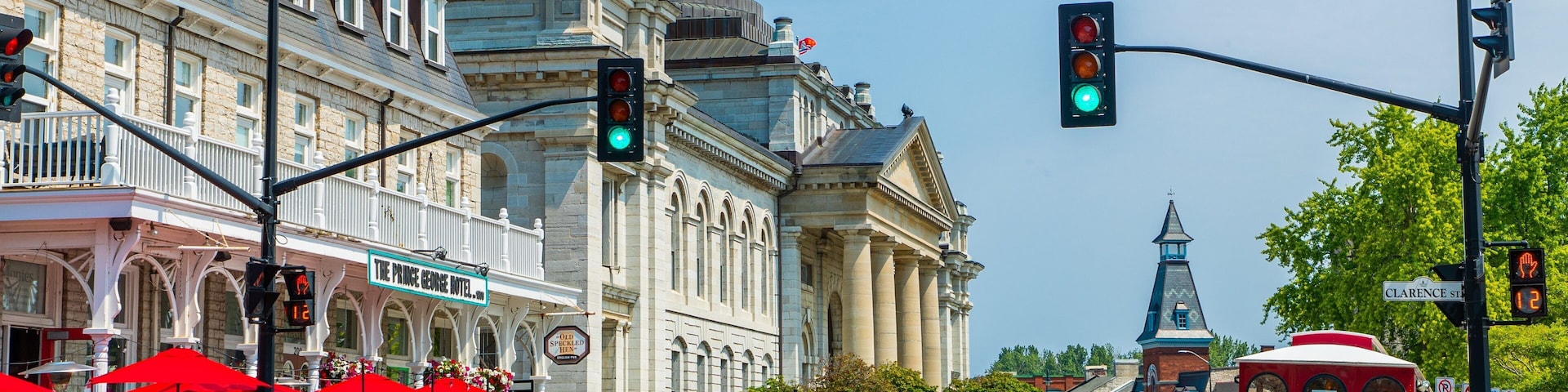 Calle con edificios históricos, un tranvía y peatones.