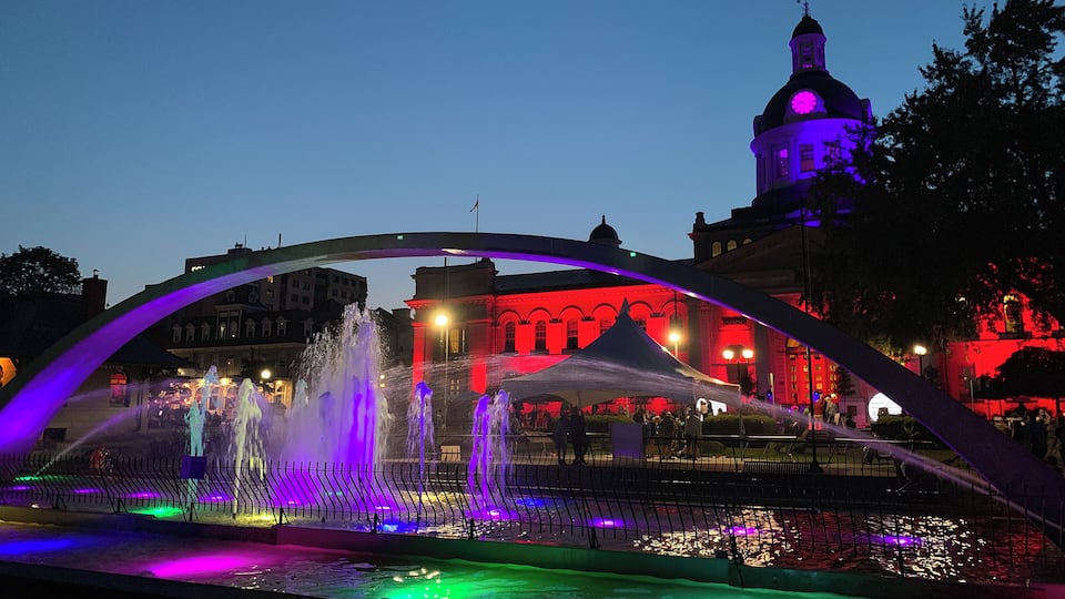 Located on the banks of Lake Ontario, at the mouth of the Cataraqui and St. Lawrence rivers Kingston is known as the "Limestone City" for its grand 19th-century buildings, including the Kingston City Hall pictured.
With a wealth of cafe's and restaurants it caters for any taste in food and drink. Our first night was spent strolling along the harbour watching the various street entertainers and shows going on.
It's definitely a place to spend a day or so looking around.