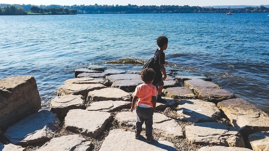 Pier 4 Park is a cool, picturesque place to check out. Located on the waterfront in Hamilton, there's a long ashphalt trail and a boardwalk, which are perfect for taking a ride or a nice walk on. Along the way, you'll find an awesome play area which features a huge tugboat play structure, as well as numerous lookout spots, which are great for practicing skipping rocks on, for example.
#hamilton #ontario #canada #waterfront #beach #familyfun #picturesque #views
#kidsfun