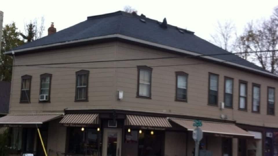 Great little cafe. Sit inside or out (even in the rain !).
I could live on the oatmeal-raisin cookies.