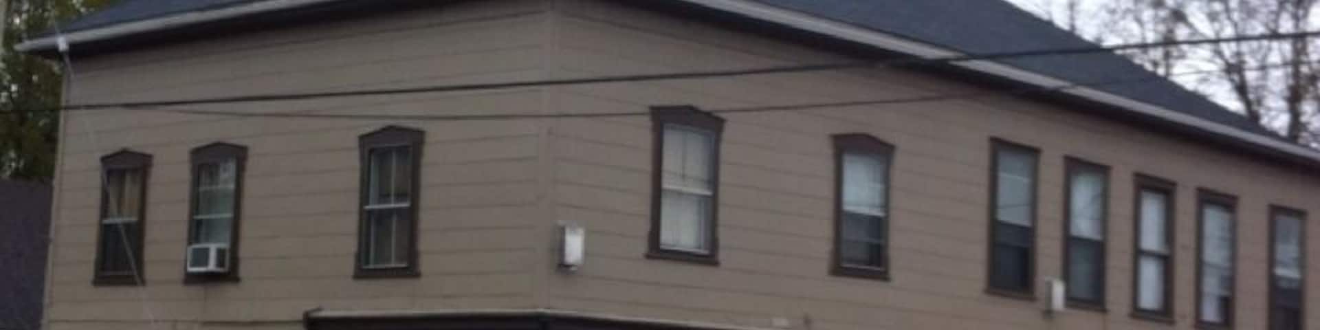 Great little cafe. Sit inside or out (even in the rain !).
I could live on the oatmeal-raisin cookies.