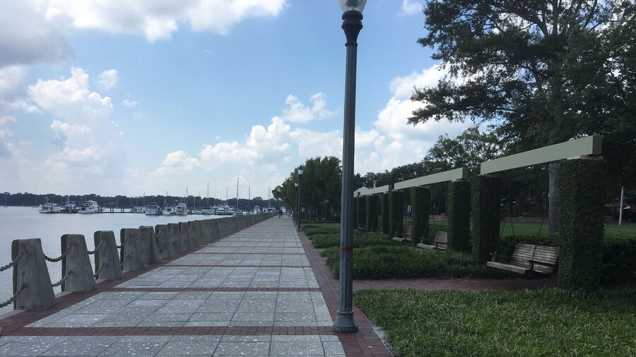 Relaxing spot with nearby restaurants and shops. The swings I guess are for the weary shopper