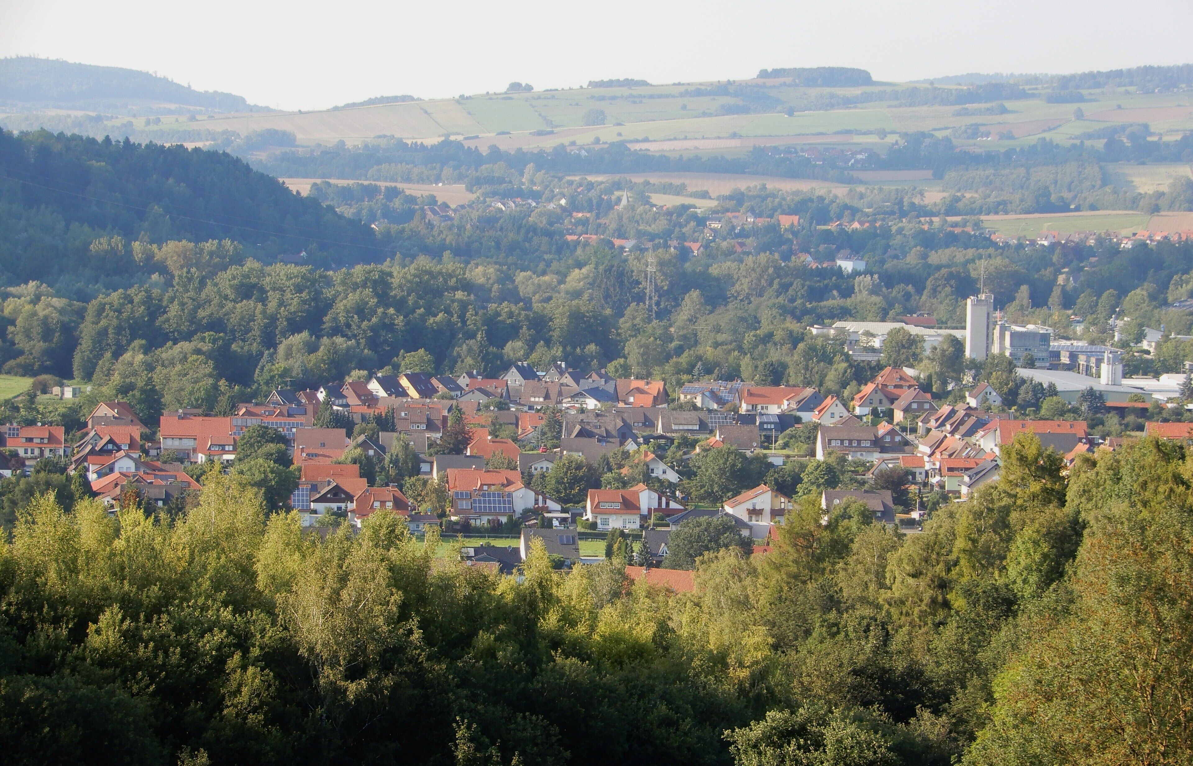 Blick auf den Osteroder Ortsteil Katzenstein, in der rechten Bildhälfte die Kreisverkehrsbetriebe und Feuerwehrtechnische Zentrale des Landkreises Osterode am Harz (Gebäude mit Turm)