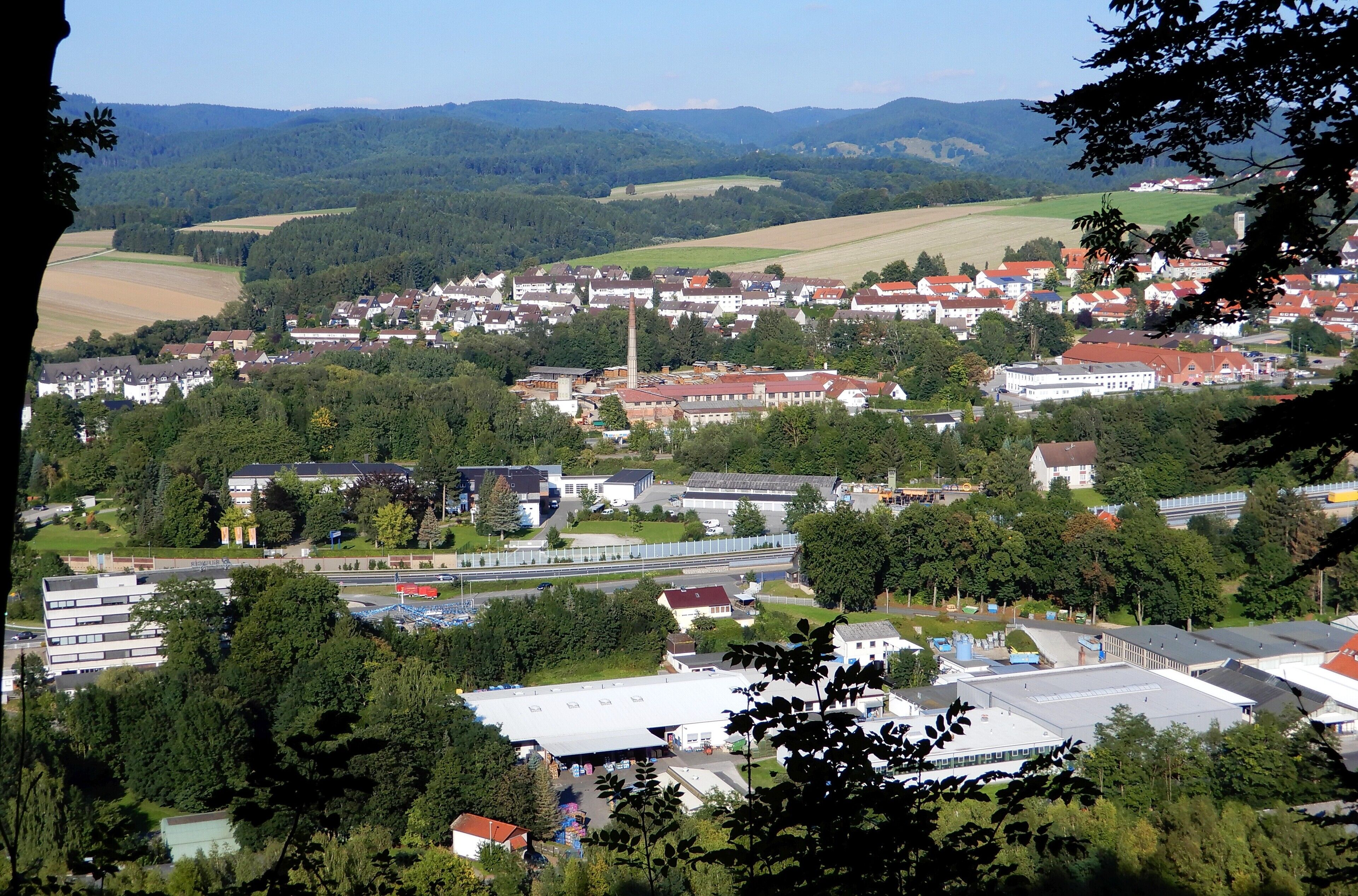Blick auf Osterode von den Kalkbergen zum Sägewerk und Harzenergie ins Bremketal