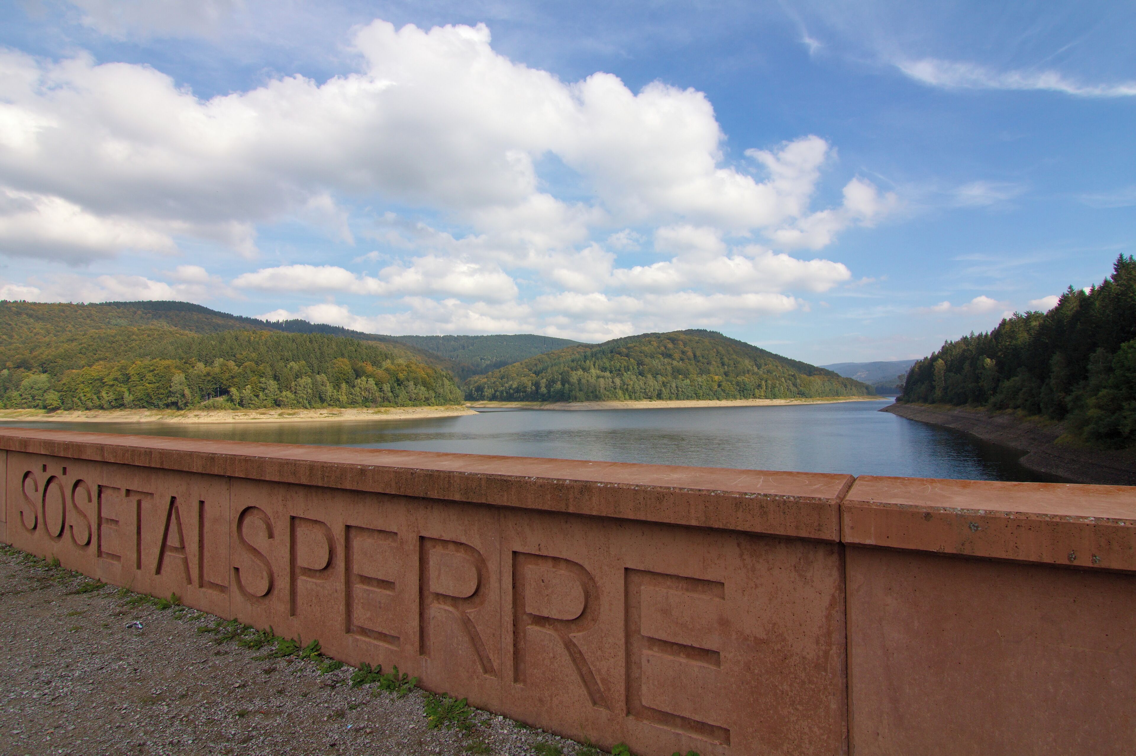 Die Sösetalsperre im niedersächsischen Teil des Harzes bei Osterode am Harz, Niedersachsen, Deutschland wurde 1931 als erste Talsperre der Harzwasserwerke in Betrieb genommen.