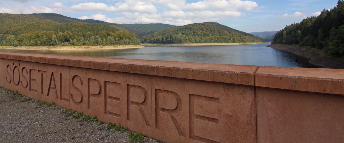 Die Sösetalsperre im niedersächsischen Teil des Harzes bei Osterode am Harz, Niedersachsen, Deutschland wurde 1931 als erste Talsperre der Harzwasserwerke in Betrieb genommen.