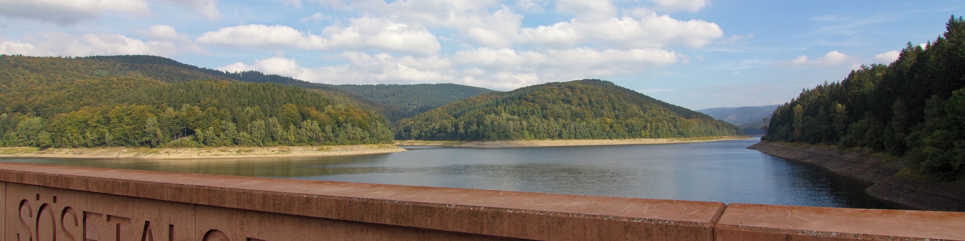 Die Sösetalsperre im niedersächsischen Teil des Harzes bei Osterode am Harz, Niedersachsen, Deutschland wurde 1931 als erste Talsperre der Harzwasserwerke in Betrieb genommen.