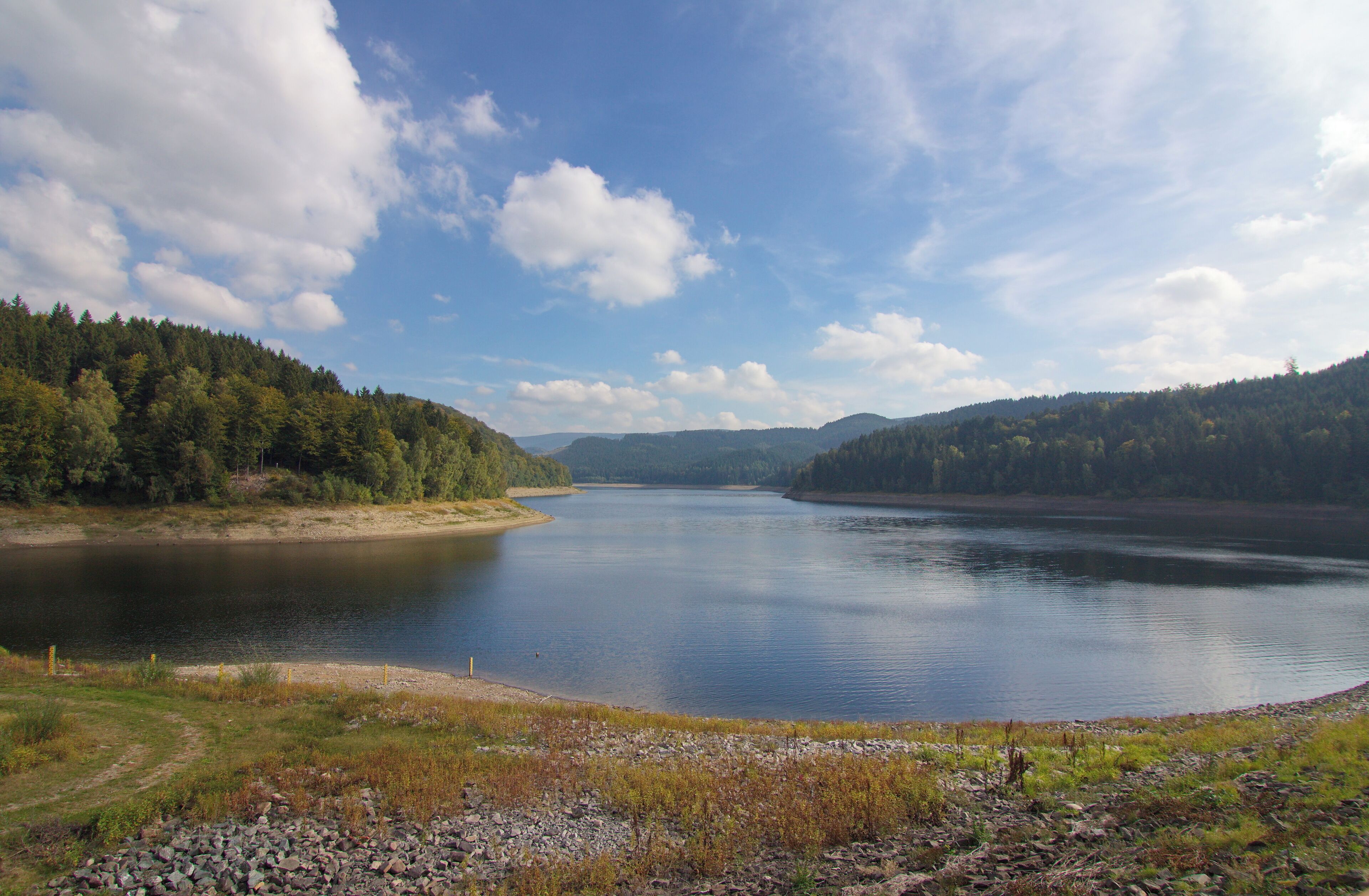Die Sösetalsperre im niedersächsischen Teil des Harzes bei Osterode am Harz, Niedersachsen, Deutschland wurde 1931 als erste Talsperre der Harzwasserwerke in Betrieb genommen.