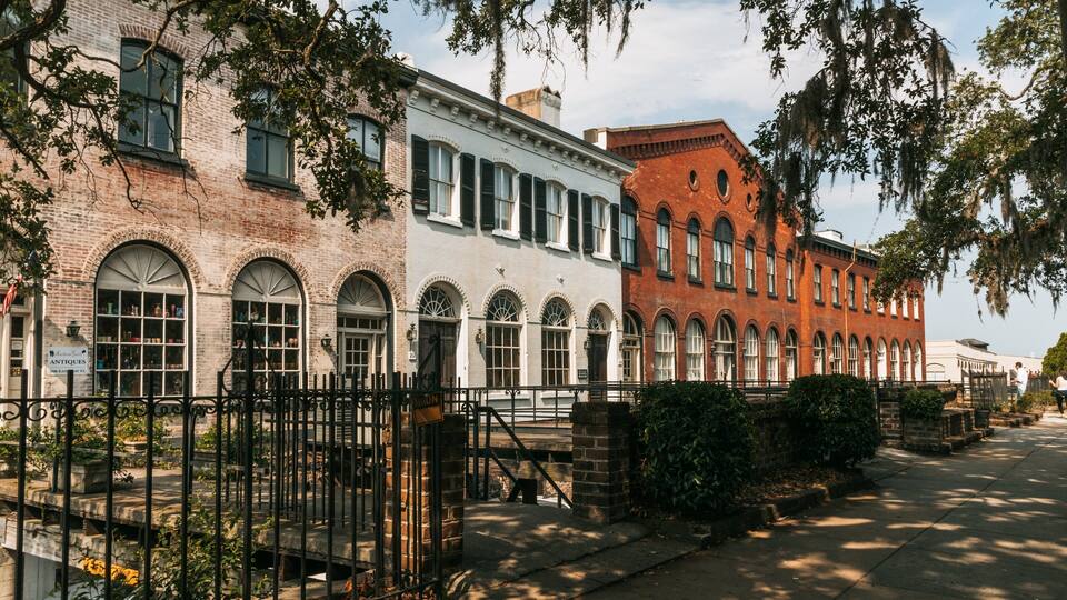 Historic Downtown Savannah showing heritage architecture