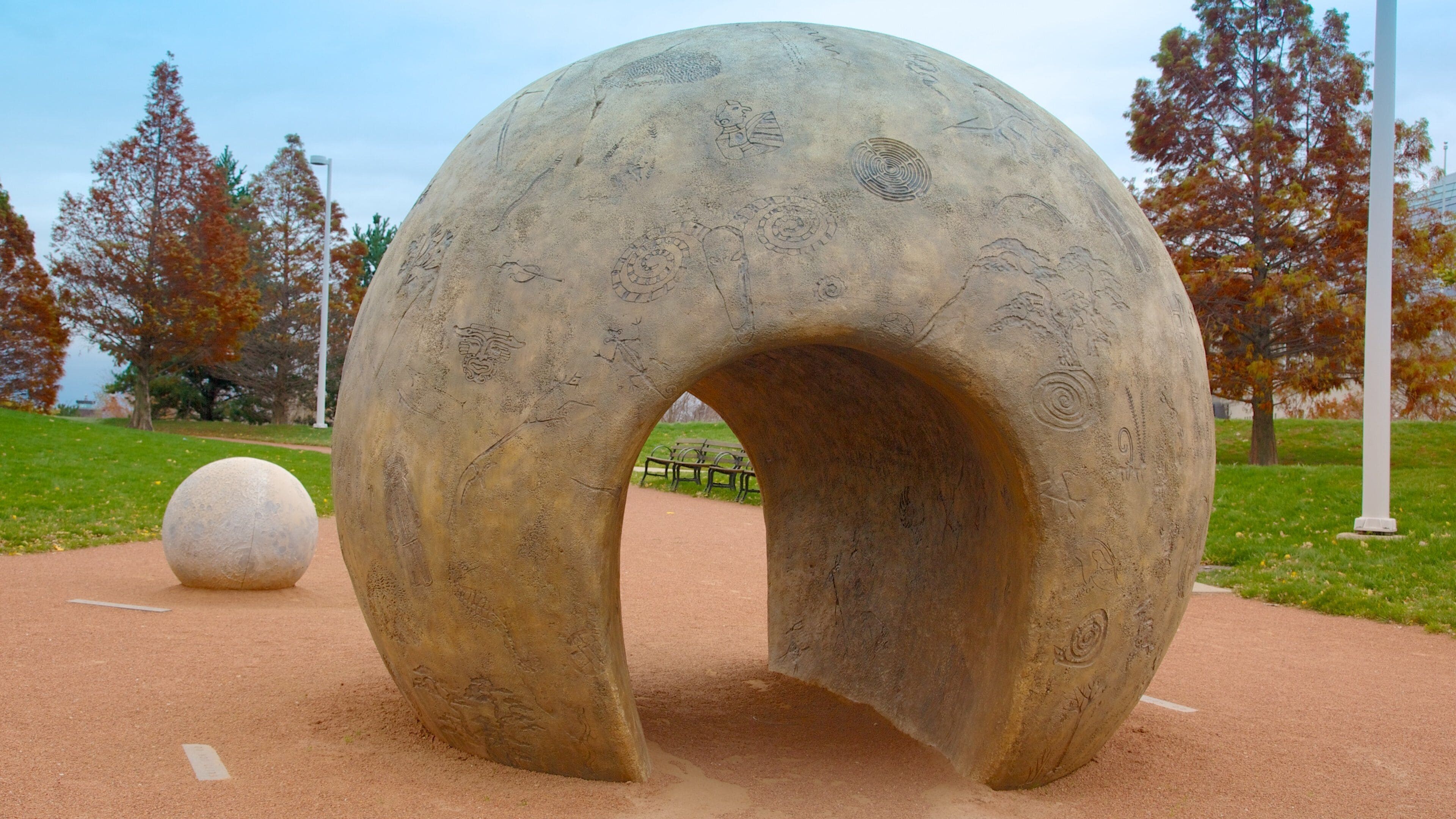 Soldier Field som inkluderer utendørs kunst og høstløv