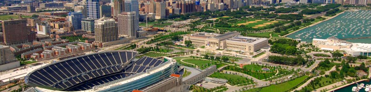 Soldier Field welches beinhaltet Wolkenkratzer, Stadt und moderne Architektur