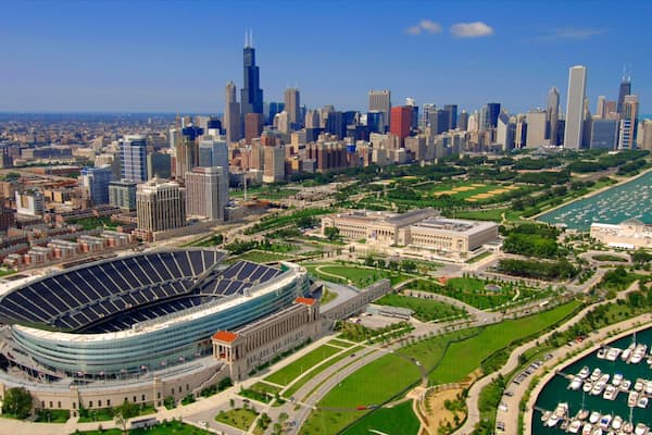 Soldier Field welches beinhaltet Wolkenkratzer, Stadt und moderne Architektur
