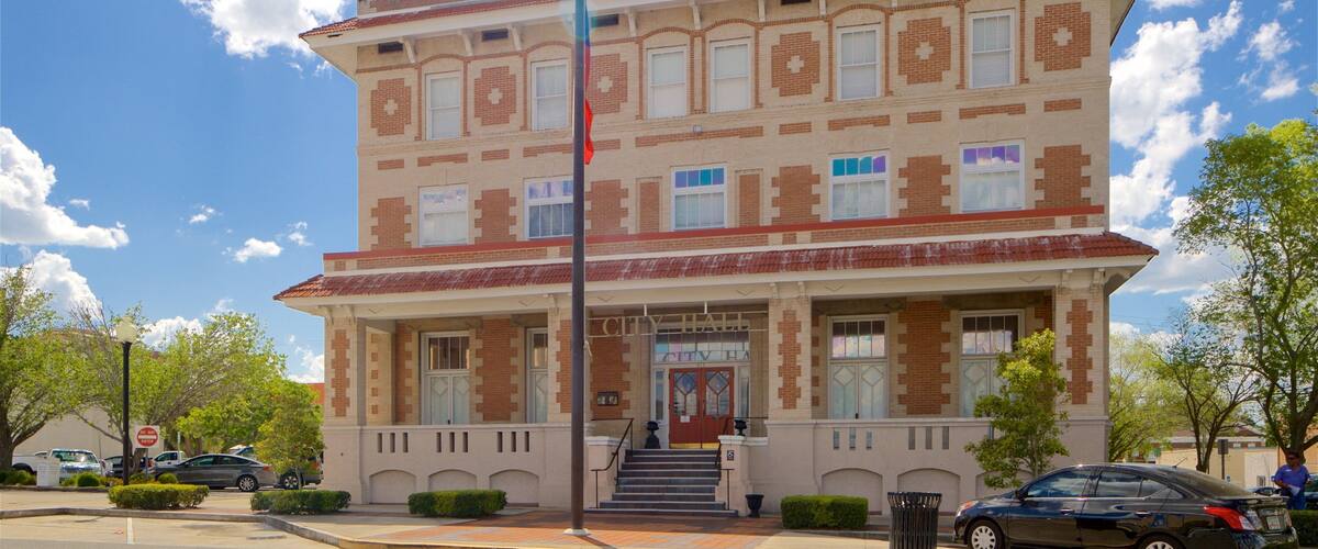 Waycross which includes heritage architecture