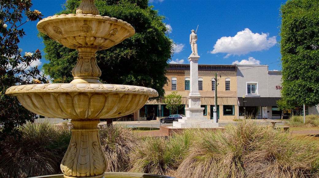 Waycross welches beinhaltet Springbrunnen und Statue oder Skulptur