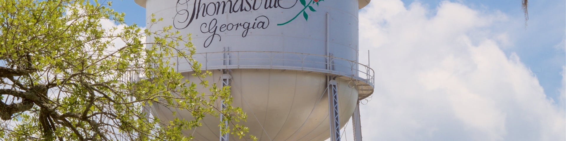Un tanque de agua con la inscripción 'Thomasville Georgia' y una decoración de rosas.