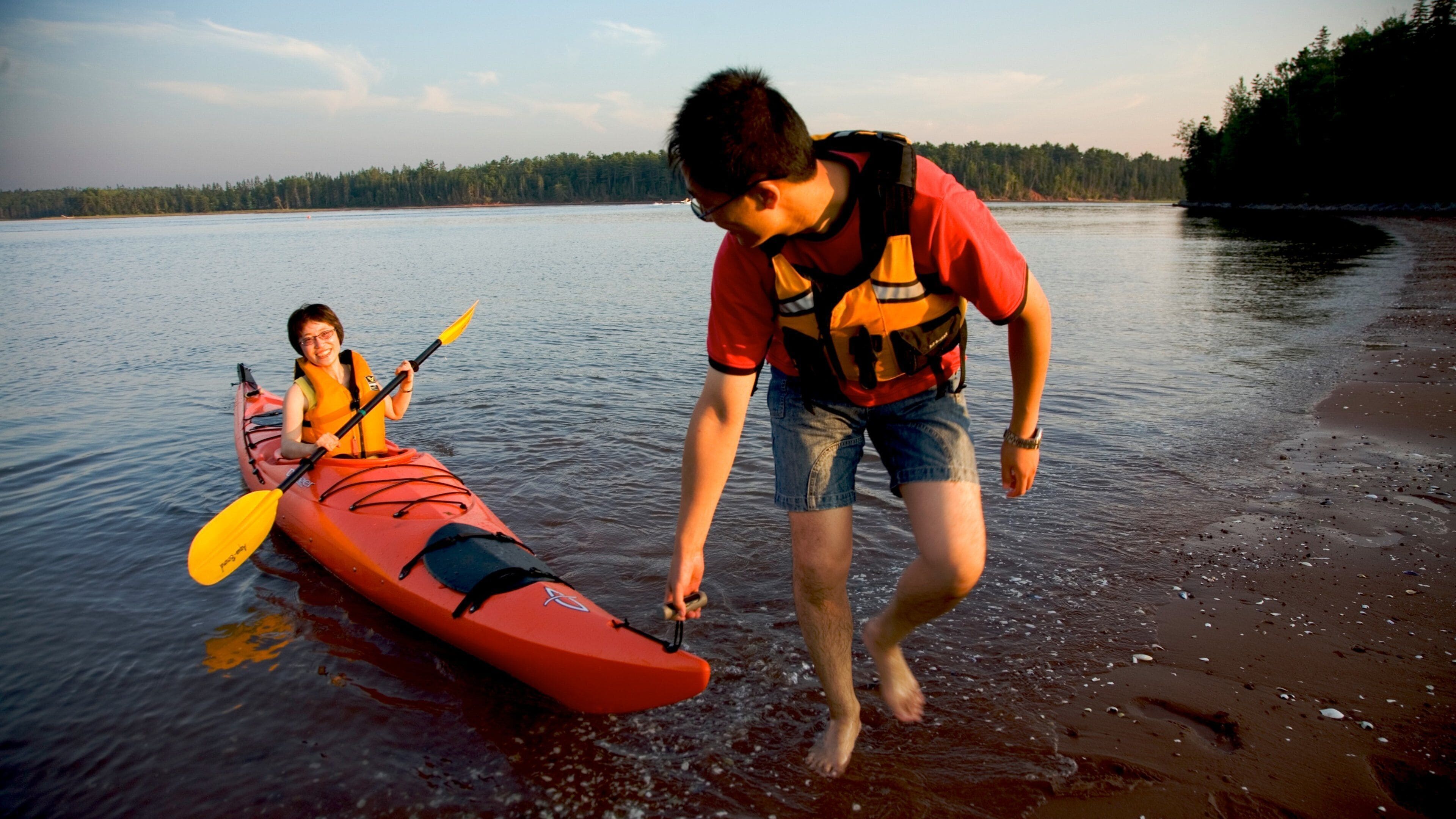 Prince Edwardøyene som viser kajakkpadling eller kanopadling