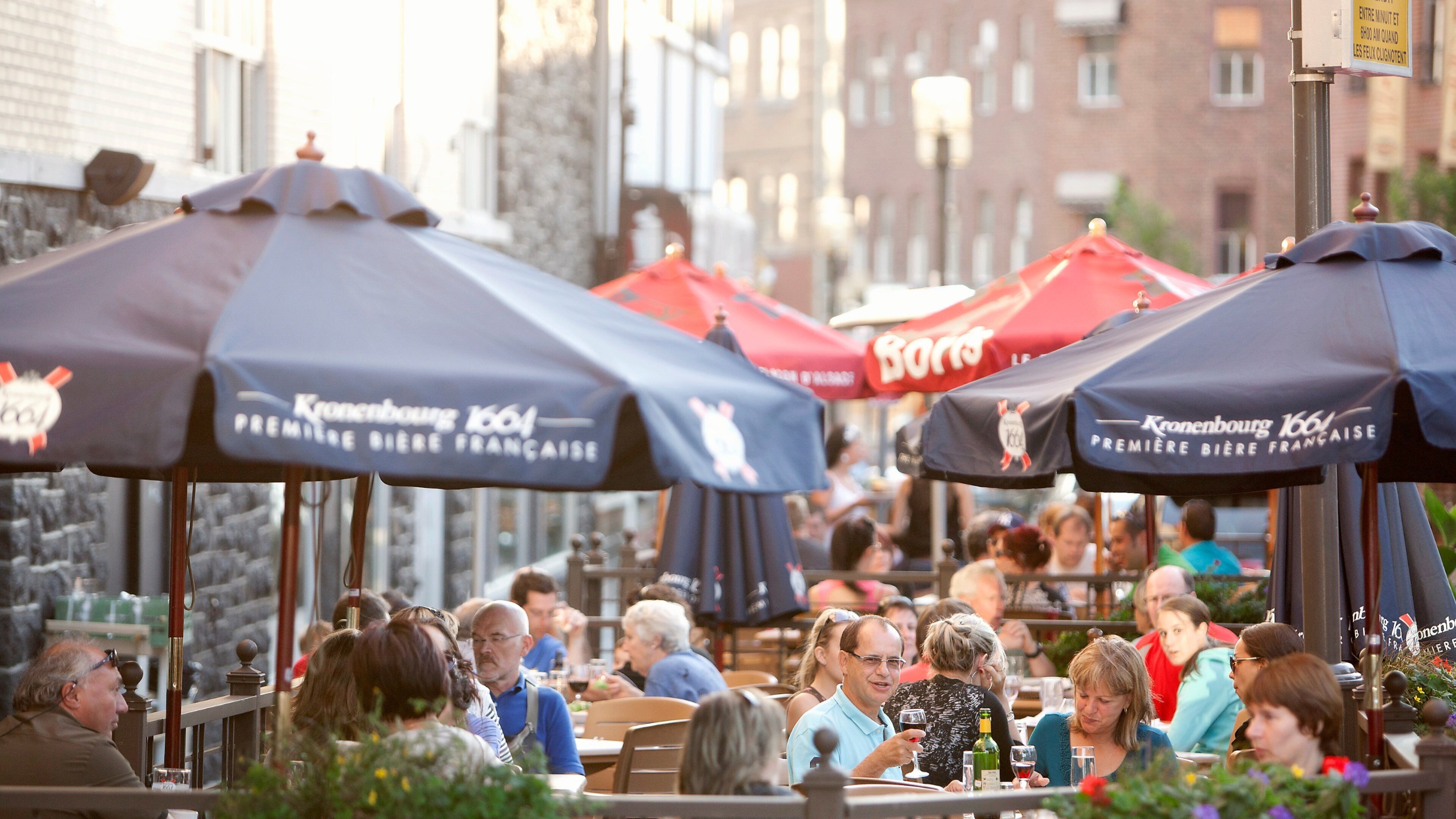 Quebec mostrando cenas de rua, estilo de vida de cafeteria e uma cidade
