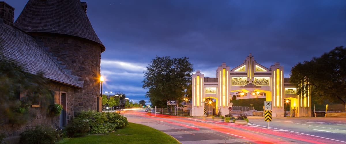 Trois-Rivieres showing heritage elements, a monument and night scenes