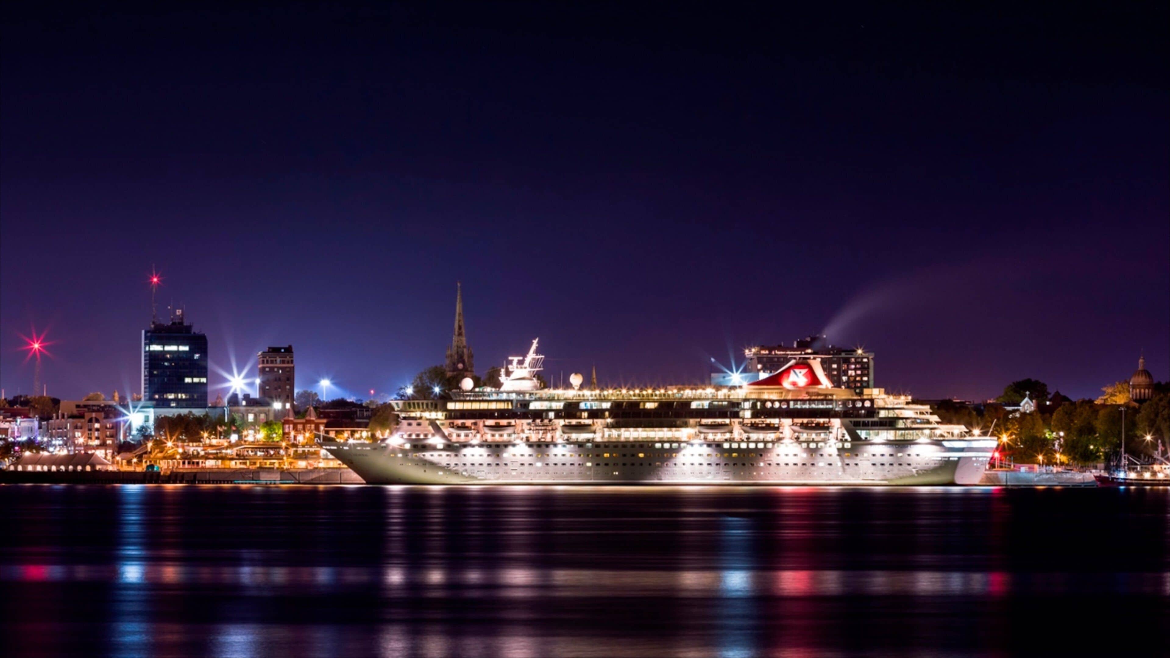 Trois-Rivieres ofreciendo crucero, una ciudad y escenas nocturnas