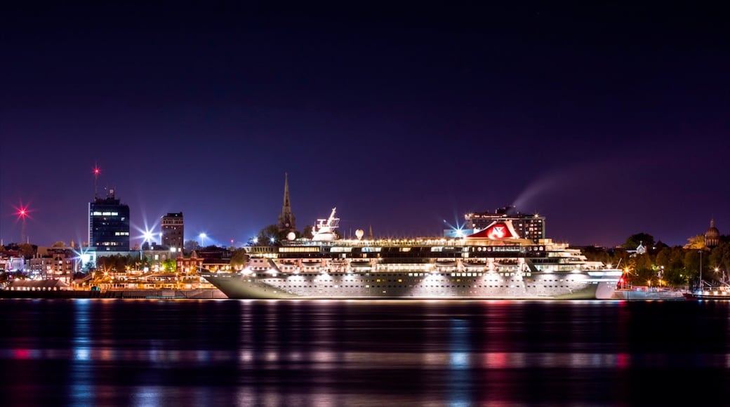 Trois-Rivieres ofreciendo crucero, una ciudad y escenas nocturnas