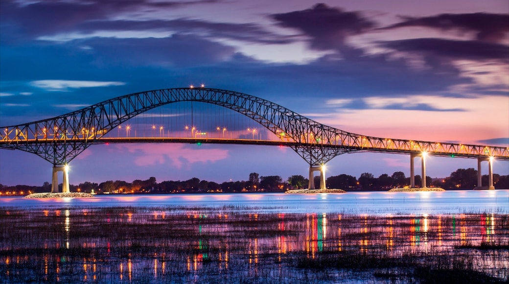 Trois-Rivieres que incluye un puente y escenas nocturnas