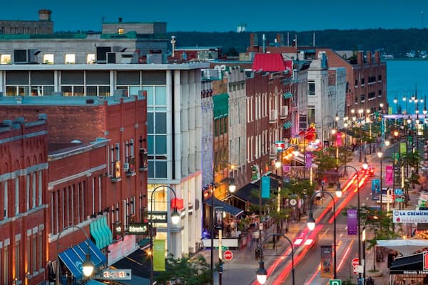 Trois-RiviĂšres montrant scĂšnes de nuit, ville et scĂšnes de rue