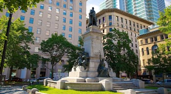 Centro de Montreal ofreciendo arte al aire libre, una estatua o escultura y una plaza