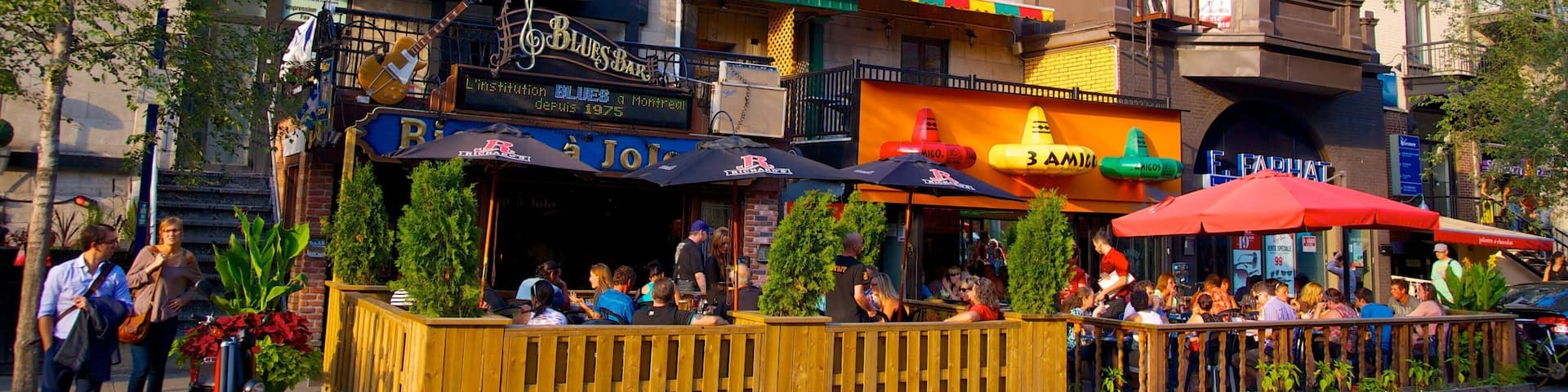 Quartier Latin mit einem StraĂenszenen, Essen im Freien und Stadt