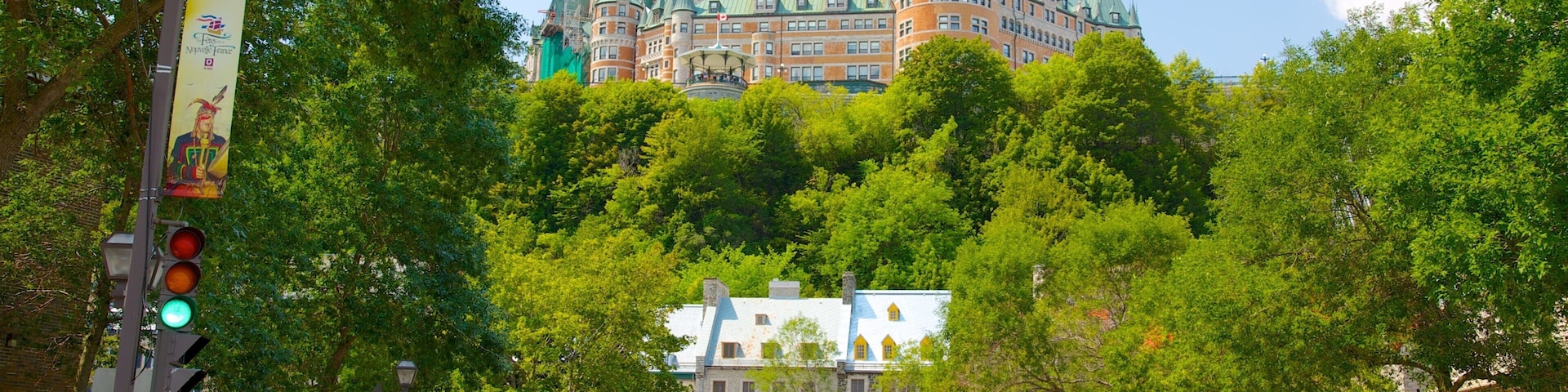 Old Quebec which includes a city, street scenes and skyline