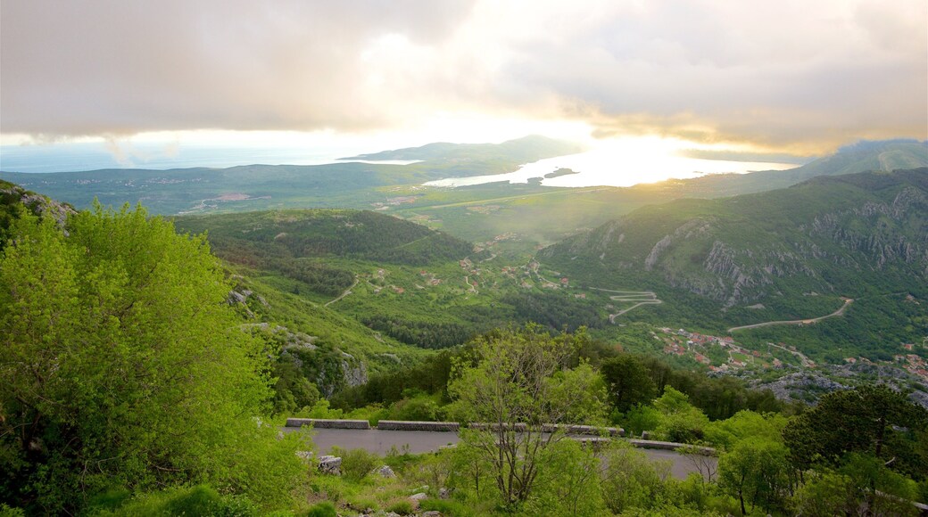 Kotor fasiliteter samt rolig landskap, liten by eller landsby og solnedgang