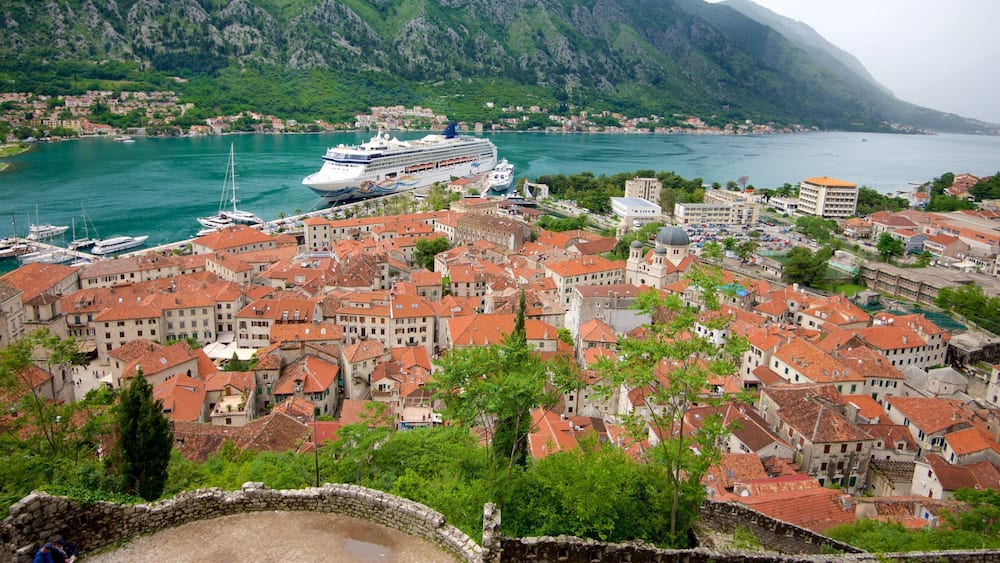 Kotor qui includes vues littorales, ville cĂŽtiĂšre et croisiĂšre
