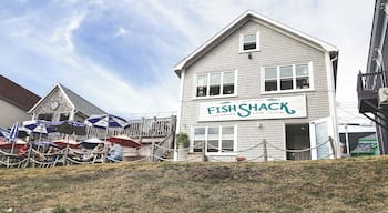 After seeing a post card of Lunenburg, I had to take a stop in to see. This quiet little fishing community is just adorable and full of colour. There are loads of small shops to explore, great places to eat, and a photographer's dream.