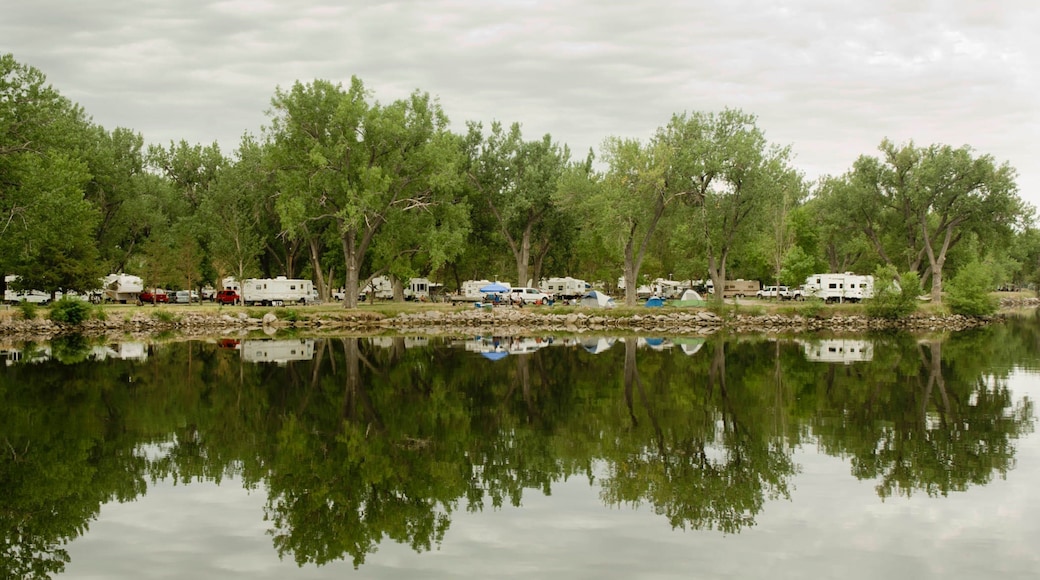 Ogallala inclusief een meer of poel en landschappen